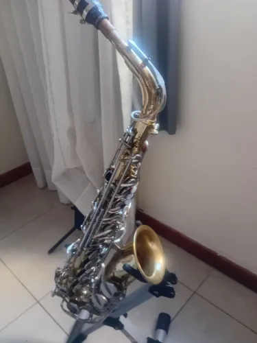 Vendo saxofone alto Yamaha Y23 em ótimo estado made in Japão. Wcapp * 