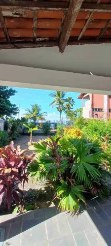 Espaçosa Casa à Venda, com 3/4 sendo uma suite, pé na areia na Zona Norte de Ilhéus, BA