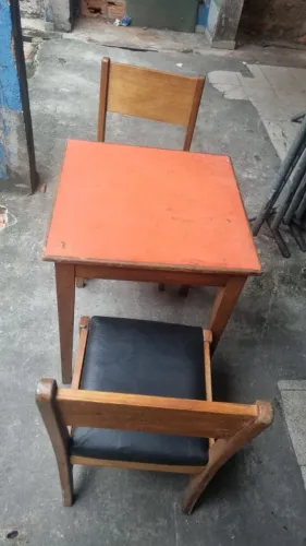 Mesa de madeira, com quatro cadeiras por R$ 400.