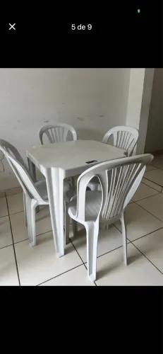 Mesa, cadeiras e bancos