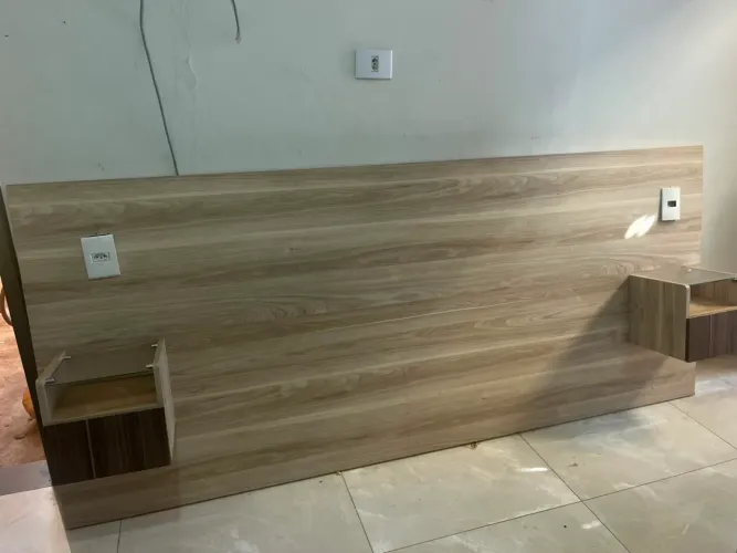 Cabeceira de cama com criados