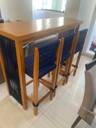 Mesa bistrô em madeira e corda náutica com 6 banquetas altas