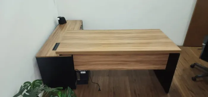 Mesa de Escritório em L com gaveteiro - Novíssimo