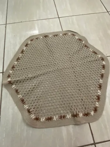 Tapete de crochê marrom