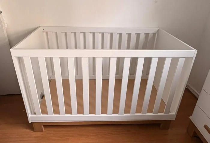 Berço neném seminovo com colchão 