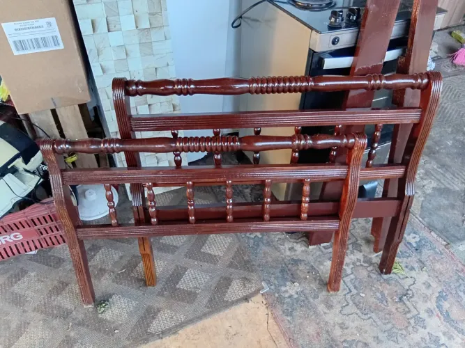 Vendo cama de solteiro de madeira em ótimo estado