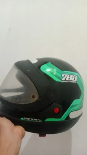Vendo dois capacetes em ótimo estado os 2 por 150.