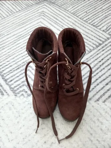 Bota marrom via marte