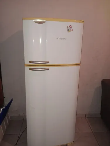 Venda de se geladeira perfeita condições 