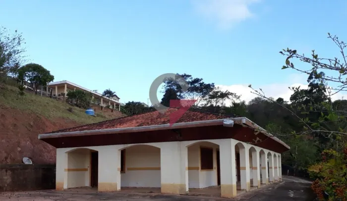 Chácara com 4 quartos sendo 1 suíte 262m²