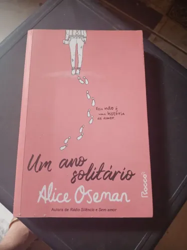 Um Ano Solitário. Alice Oseman. Livro.