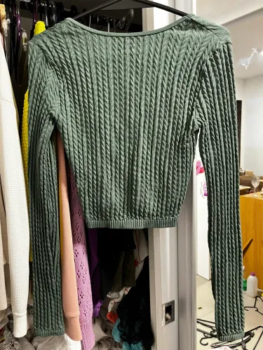 Blusa Cropped Manga longa verde musgo sem decote gola redonda