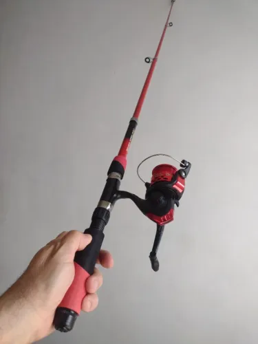 Vara pesca com molinete e linha sem uso no centro de São Gonçalo 