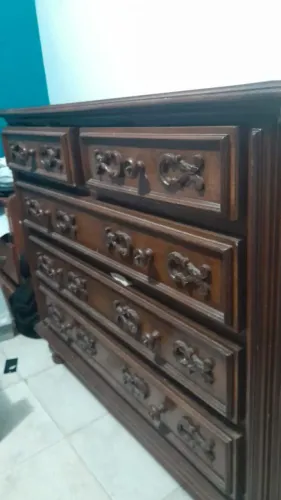 Vende-se cômoda mandeira maciça CLASSICA, 5 gavetas.