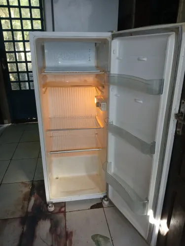 Geladeira Consul classe econômica funcionando tudo entrego