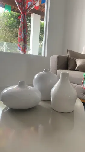 Trio de vasos decorativos brancos em cerâmica
