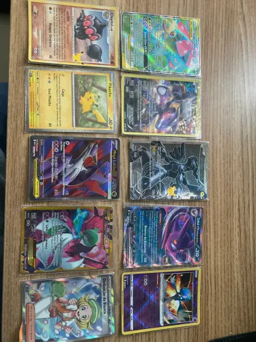 Cartas Pokémon algumas em bom estado e outras com estado mais ou menos
