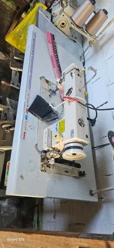 Máquina Costura reta e overlock 4 fios 
