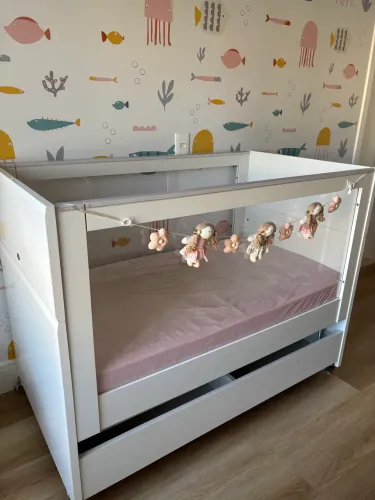 Berço completo 3 em 1: vira mini cama, colchão Ortobom, lençóis, protetores e enfeite