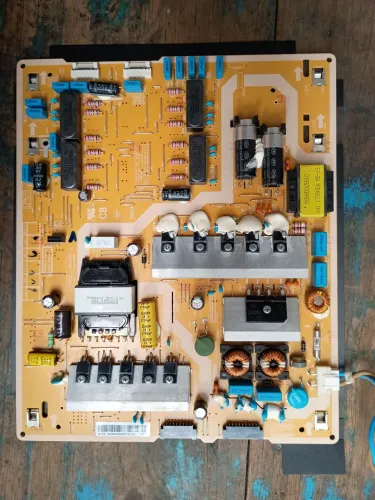 Placa TV Samsung 55 Smart 4K com todas as placas e altos falantes.