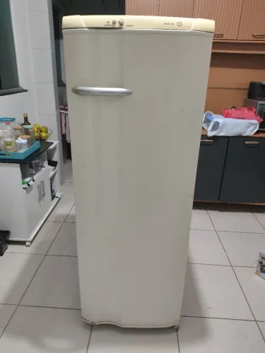 Vendo geladeira Eletrolux 240L em ótimo estado de funcionamento.