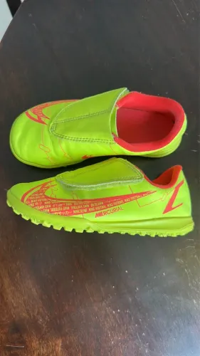 chuteira infantil Nike Mercurial Vapor 14 Club na cor amarela/volt. 