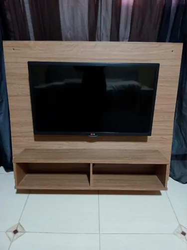 TV LG 32 POLEGADAS MUITO NOVA + PAINÉL DE MADEIRA 