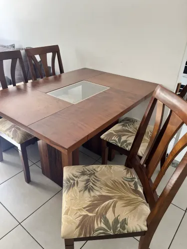 Mesa com 4 cadeiras