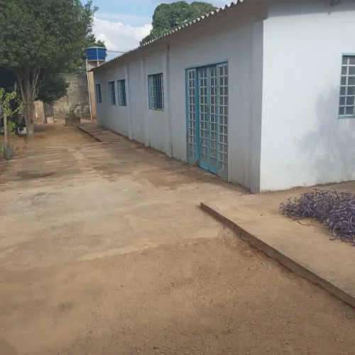 Casa ampla,forrada PVC,árvores frutíferas,próximo a UNIRV,FORUM,CURIA,SUPERMERCADOS 