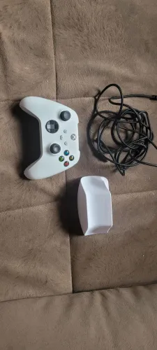 Controle xbox series s que acompanhou o game, com bateria 1200mah e cabo e suporte