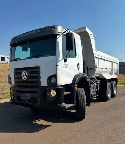 VW.31.330 CAÇAMBA 6x4 ANO 2015.