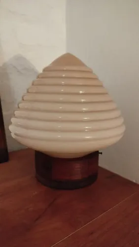 Luminária com curiosa cúpula art déco de opalina rosa, base madeira torneada, segmentada