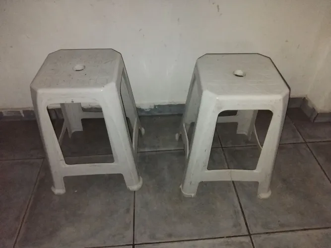 2 banquetas de plástico resistente