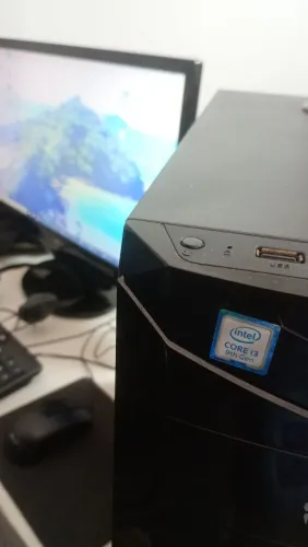 Computador Intel Core i3 funcionando 
