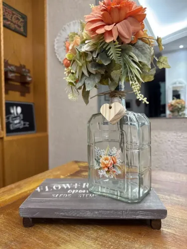 Decoração com vaso de flores e bandejinha