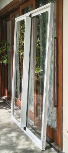 Porta Sacada de Alumínio NOVA/1,32×2,19