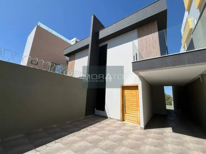 Casa geminada com 3 quartos sendo 2 suítes e 4 vagas a venda no Bairro Planalto.