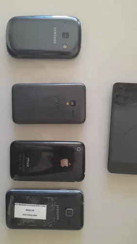 Quatro a cinco celulares Iphone