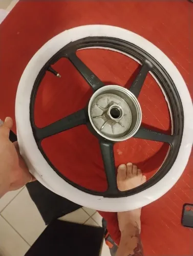 Vendo roda da fazer 150 ou factor 150 a roda tem uns detalhes mais ela é original 