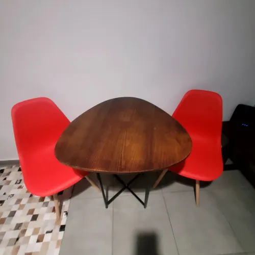 Conjunto de mesa Organica em.madeira e 2 cadeiras de Polipropileno
