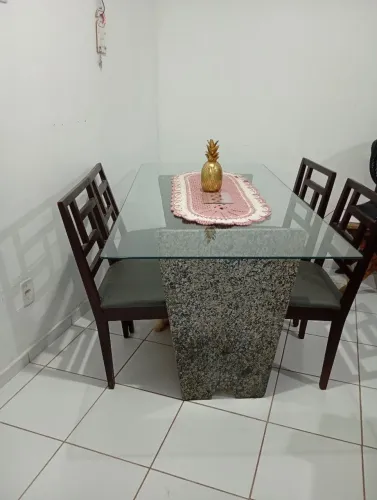Vendo mesa de vidro ,base granito com cadeiras em madeira maciça