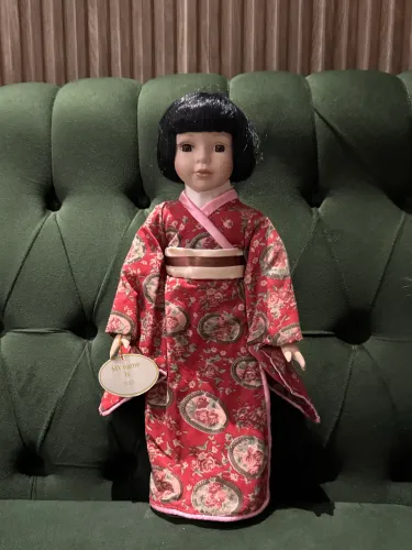 Boneca de porcelana japonesa com kimono 38cm de altura