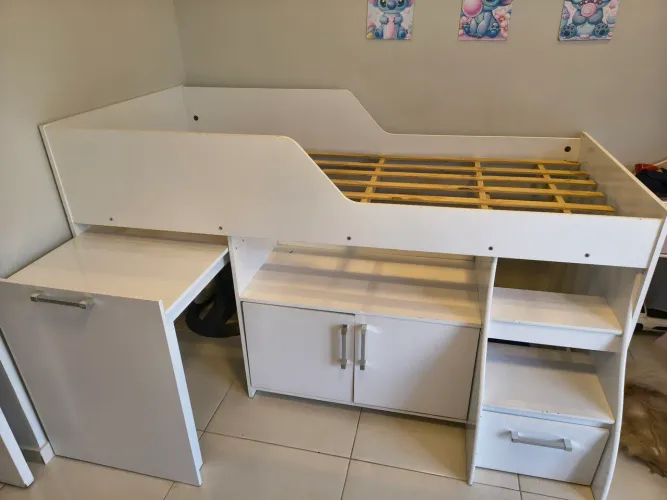 Cama Infantil Multifuncional com Escrivaninha, Armário e Gaveta - Branca