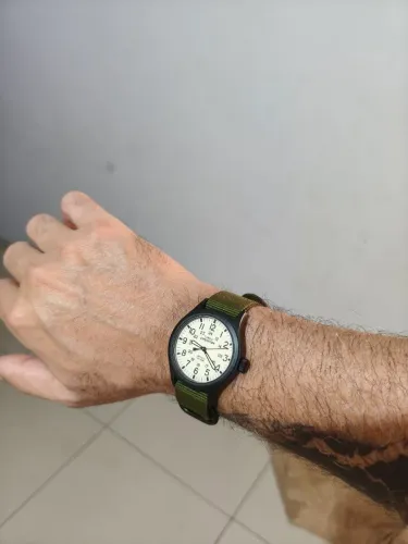 Relógio Timex a quartz, usado , com duas pulseiras, uma nato e uma de couro