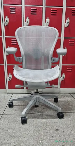 1 Cadeira Herman Miller New Aeron mineral completa tam. B