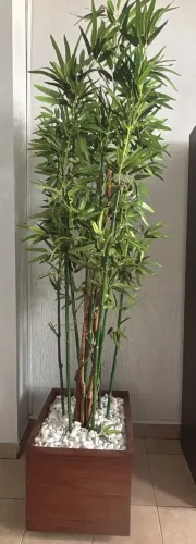 Vaso com planta artificial