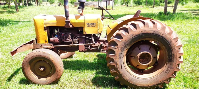 rator Valmet 65 em ótimo estado de conservação, pronto para o trabalho no campo.