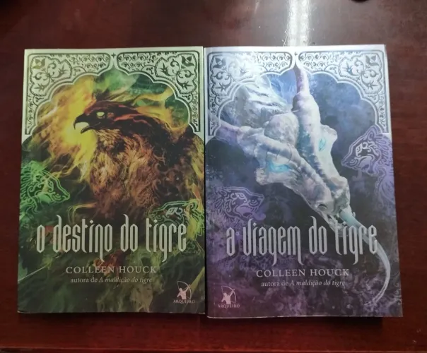 Dois livros de Colleen Houck: A viagem do tigre e O destino do tigre.