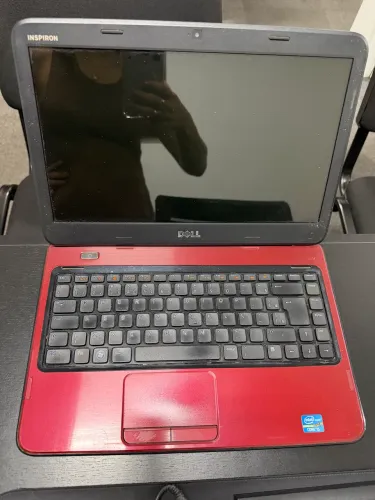 Notebook Dell vermelho