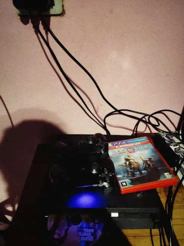 ps4 vem com 2 jogos ( GTA e god of war ) e ve com dois controles